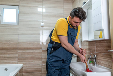Top Signs It’s Time to Re-Caulk Your Kitchen or Bathroom